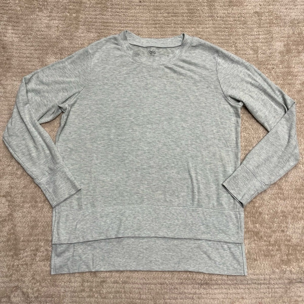 ALO Yoga Glimpse Pullover in the color sky size large